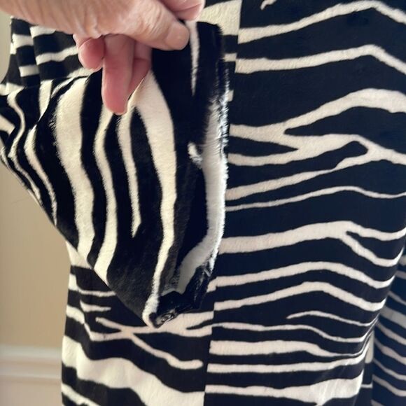 Fabulous Trina Turk V-Neck Pullover - Picture 5 of 7